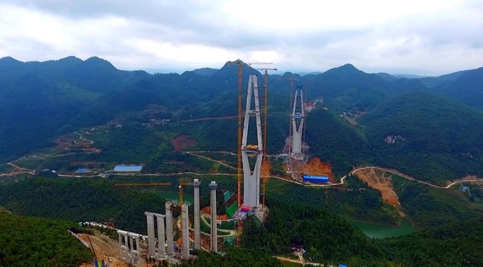 P7527 桥梁 中铁广州安博电子官方网站局塔机在贵州遵余高速TJ一Vll标湘江特大桥工地 1.jpg